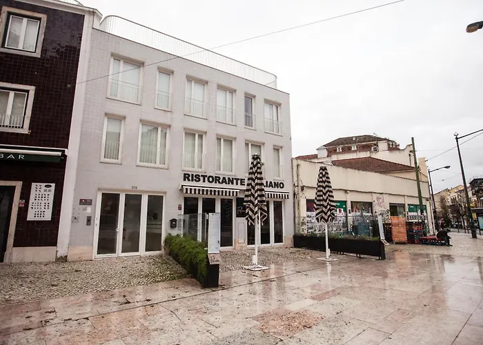 דירה Flh Intendente Chic With Rooftop Pool ליסבון